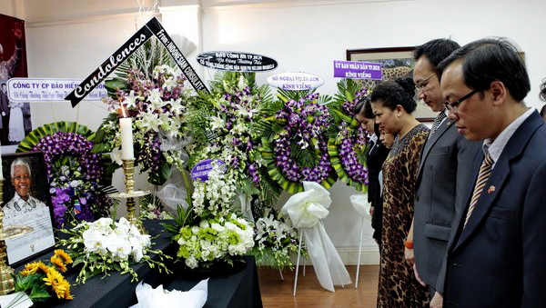 Ofrendas florales de Ciudad Ho Chi Minh a Nelson Mandela